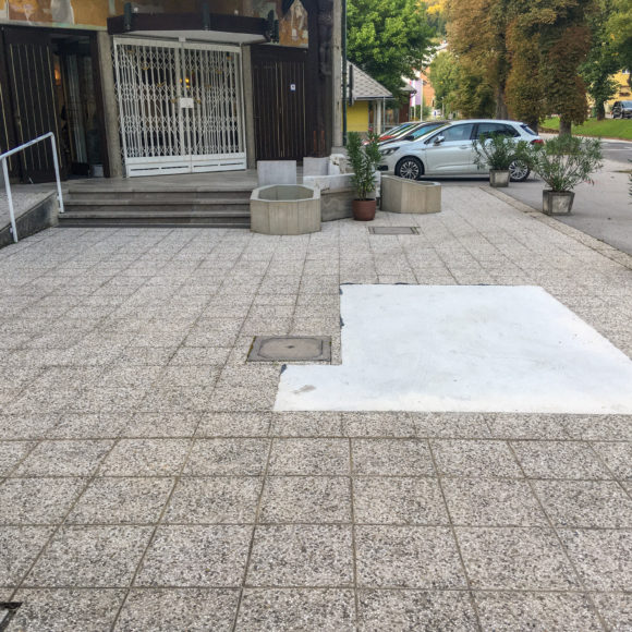 Obnova tlaku pred župnijsko cerkvijo